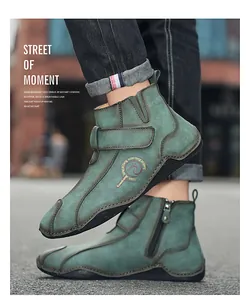 Primer plano de botas Martin de cuero verde vintage con cremallera lateral y correa
