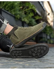 Nahaufnahme der olivgrünen hohen Leder-Freizeitstiefel mit einzigartiger Oktopus-Sohle.
