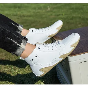 Detailopname van witte hoge Martin-boots met beige golvende zolen in octopusstijl