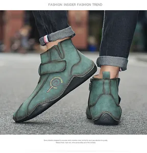 Primer plano de botas Martin verdes vintage para hombre con cremallera y correa.