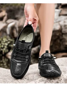 Macro-detailweergave van zwarte lederen en ademende mesh outdoor wandelschoenen voor heren