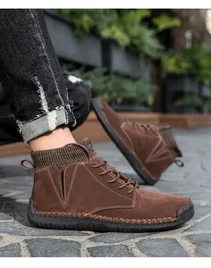 Detailansicht braune Herren-Lederstiefeletten mit gestricktem Bund und Schnürung
