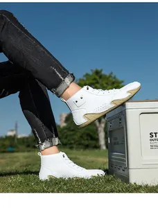 Detail van witte hoge casual laarzen met unieke octopus-zool in een groene tuin