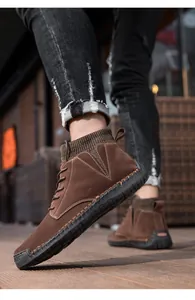 Nahaufnahme brauner Echtleder-Stiefeletten für Herren mit griffiger Oktopus-Sohle Design.