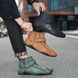 Botas casuales para hombre en cuero vintage de color negro, marrón y verde azulado.