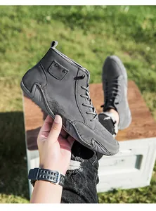 Gedetailleerd zijaanzicht van grijze hoge Martin boots met een unieke octopus rubberen zool.