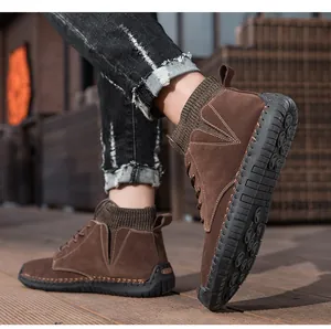 Seitenansicht brauner Lederboots mit einzigartigen Oktopus-Gummisohlen für Herren.