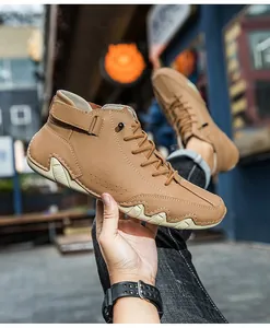 Detailansicht brauner High-Top-Lederstiefel für draußen mit markantem Oktopus-Sohlendesign.