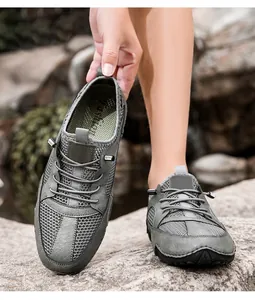 Gedetailleerde weergave van ademende grijs-groene lederen mesh herenschoenen met koord