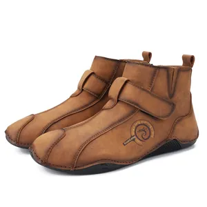 Botas casuales de hombre en color marrón vintage con cierre de velcro y suela de goma.