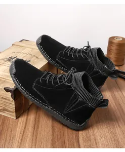 Detailansicht schwarze Wildleder-Herrenstiefel mit Strickkragen und weißen Ziernähten