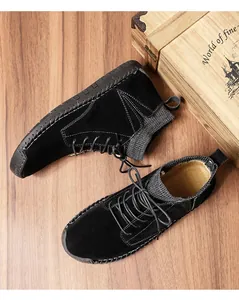 Detailansicht der schwarzen Wildleder-High-Top-Boots mit Oktopus-Sohle auf Holzgrund