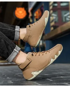 Detailansicht brauner Lederstiefel mit Oktopus-Sohle am Modell in urbaner Umgebung.