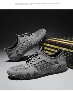 Detailansicht grauer atmungsaktiver Mesh-Sneaker mit welliger Oktopus-Sohle.