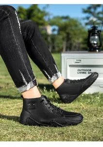 Detailopname van zwarte outdoor vrijetijdslaarzen met unieke octopus-zool op gras
