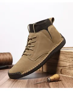 Detail eines khakifarbenen Leder-High-Top-Boots mit Strickbündchen und Handnaht