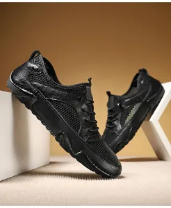 Macro-opname van zwarte leren en mesh heren sneakers met unieke octopus-zoolontwerp
