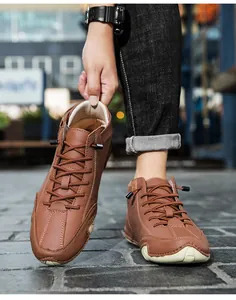 Detailansicht hochwertiger brauner Leder-Outdoor-Stiefeletten mit speziellen Octopus-Stil Sohlen.