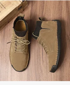 Detailansicht der erstklassigen braunen Wildleder-Herrenstiefel mit dekorativen Ziernähten