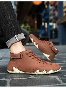 Detailansicht brauner Leder-Martin-Boots mit einzigartigem Octopus-Sohlendesign im Freien.