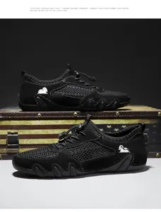 Detaillierte Seitenansicht schwarzer Mesh-Sportschuhe mit gewellter Octopus-Sohle.