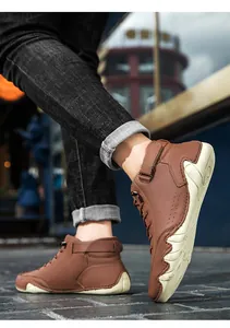 Detailansicht brauner High-Top-Lederboots mit Oktopus-Sohle in einer urbanen Umgebung.