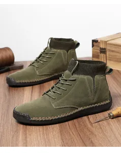 Detailansicht olivgrüner Wildleder-Stiefeletten mit Strickkragen und Ziernähten