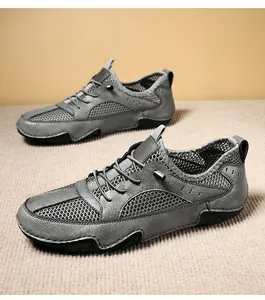 Detail van grijze heren sneakers van echt leer met ademend mesh en een handgestikte octopus zool.
