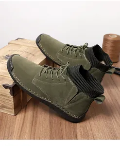 Detailansicht grüner High-Top Lederfreizeitschuhe mit Strickkragen und Nahtsohle.