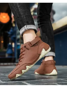 Outdoor-Ansicht von braunen Leder-Martin-Stiefeln mit einzigartigem Oktopus-Sohlen-Design