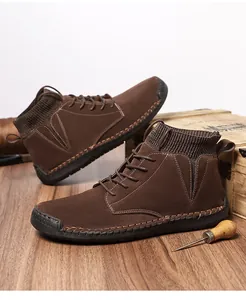 Seitenansicht von braunen Wildleder-Stiefeln mit Strickkragen und handgenähter Sohle.