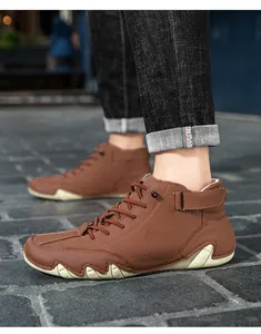 Detailansicht der braunen Lederstiefeletten mit der markanten Oktopus-Gummisohle für Herren.