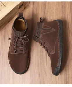 Draufsicht auf braune Wildleder-Stiefeletten mit Oktopus-Sohle und Strickkragen