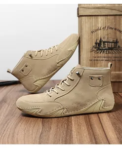 Gedetailleerd zijaanzicht van kaki herenboots met een unieke golvende octopus rubberen zool