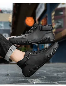 Detailansicht schwarzer Leder-Stiefeletten mit einzigartiger Octopus-Sohle für Outdoor.