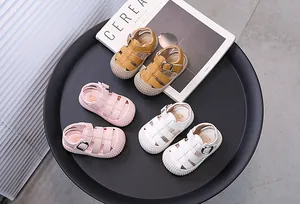 Vista superior detallata de sandalias cerradas para niños en una bandeja de exhibición