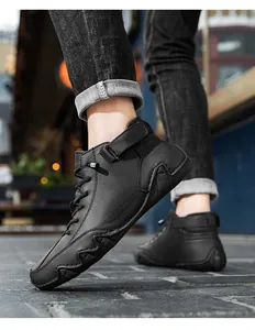 Nahaufnahme von schwarzen High-Top-Martin-Boots aus Rindsleder mit Oktopus-Sohlen-Design
