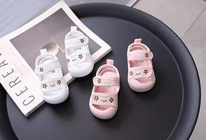 Atmungsaktive Baby-Laufsandalen mit geschlossener Zehenpartie und Stickerei.