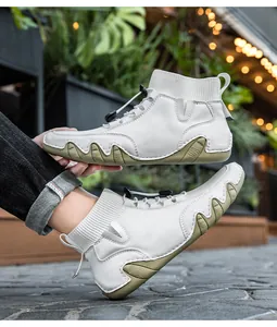 Detailansicht weißer High-Top-Sockenstiefel mit Wellensohle und Schnellverschluss