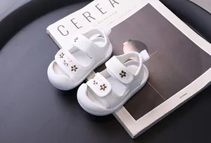Detailansicht weißer Mesh-Babysandalen mit Blumenstickerei und geschlossener Spitze