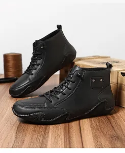Detail van zwarte hoge Marten boots met octopus-stijl rubberen zolen