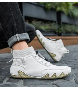 Detail der weißen High-Top-Freizeitschuhe mit Strickkragen und gewellter Gummisohle.