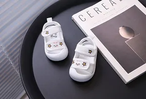 Weiße atmungsaktive Mesh-Babysandalen mit niedlichen Cartoon-Kaninchen-Stickereien