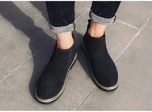 Detailansicht von oben: Herren Chelsea-Boots aus schwarzem Wildleder mit Elastikeinsatz