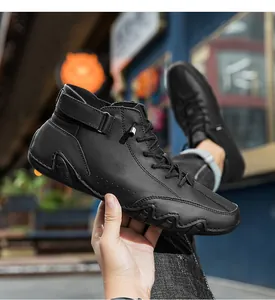 Detailansicht schwarzer High-Top-Martinstiefel aus Rindsleder für den Winter im Freien.