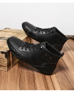 Zijaanzicht van zwarte hoge casual herenschoenen met duurzame rondomlopende zolen