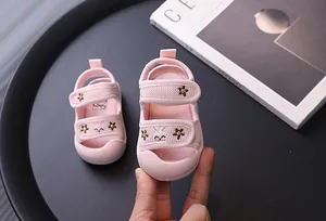 Nahaufnahme von rosa Baby-Sandalen mit atmungsaktivem Mesh und Kaninchen-Stickerei