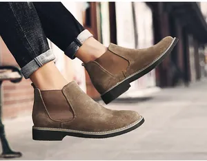 Detailansicht der braunen Chelsea-Boots aus Wildleder für Herren im Herbst-Look.