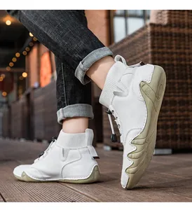 Nahaufnahme weißer High-Top-Lederschuhe mit modischem elastischem Sockenkragen-Design.
