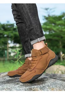 Gros plan de bottines d'extérieur brunes avec semelles octopus sur des rochers.